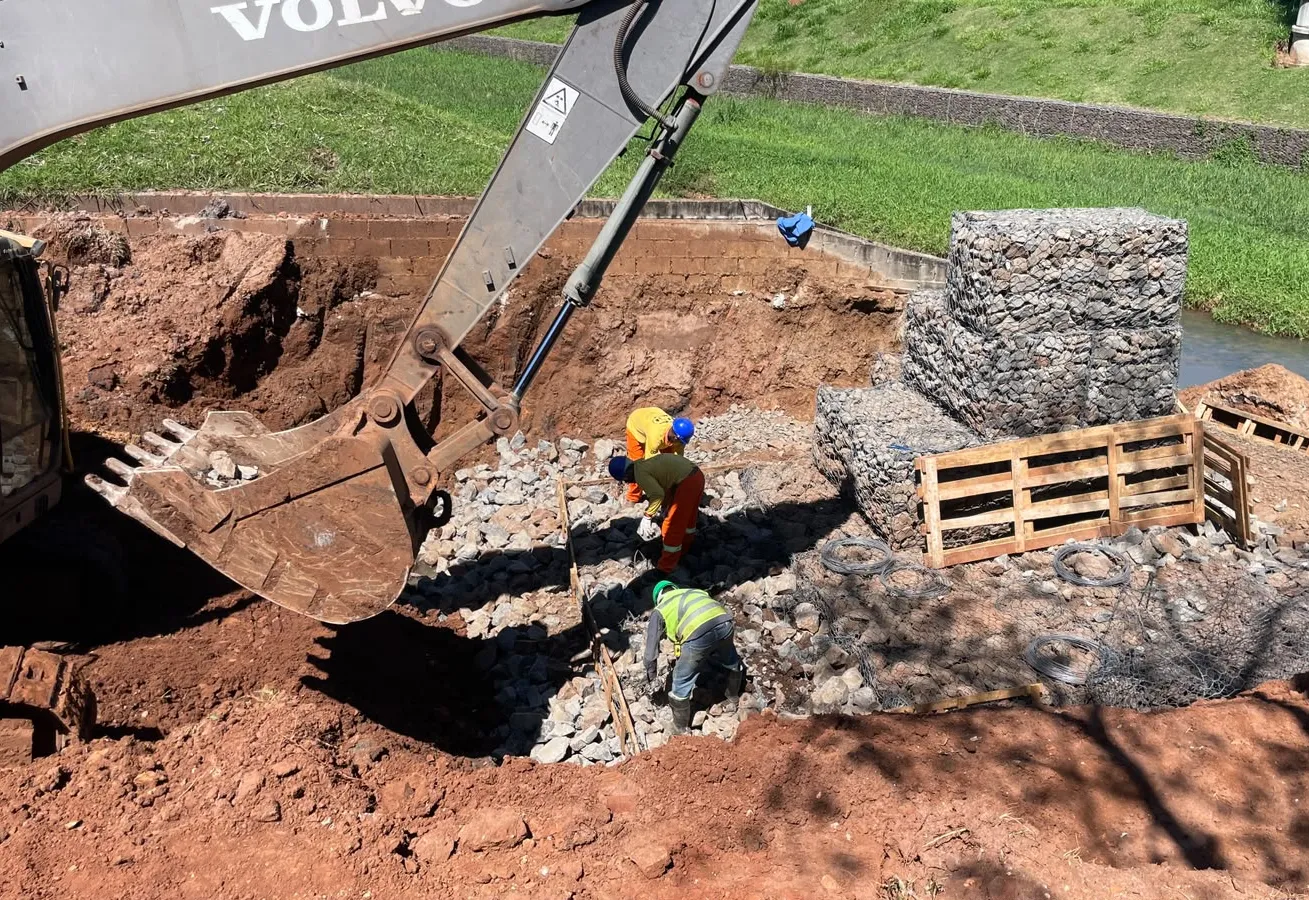 Prefeitura mantém obras de drenagem em diferentes regiões de Botucatu e avança com intervenções na Rua Independência