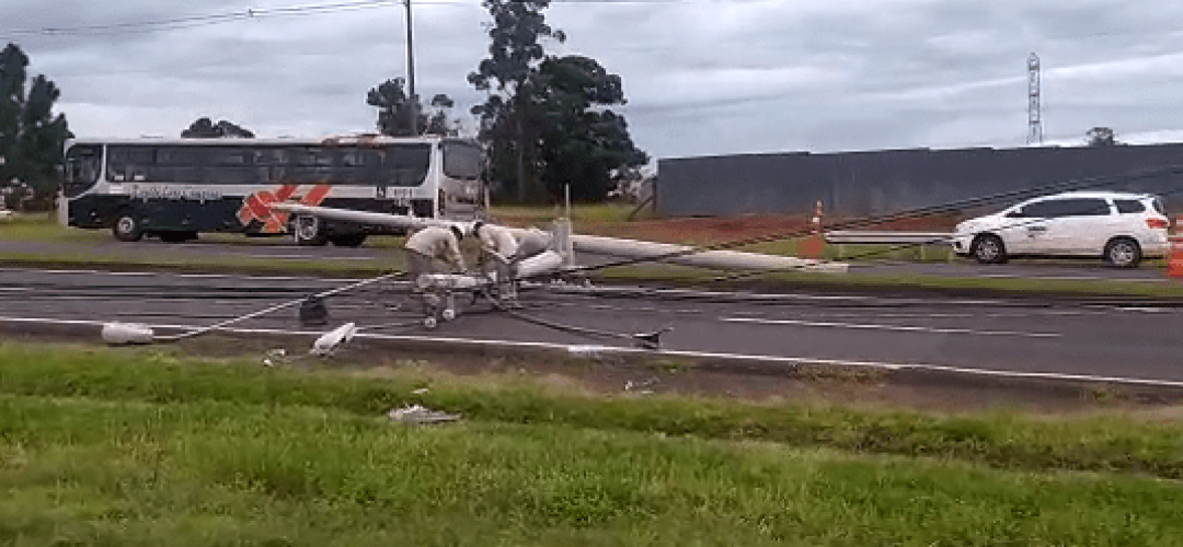 14news.com.br-apos-acidente-7-postem-caem-na-rodovia-domingos-sartori-image