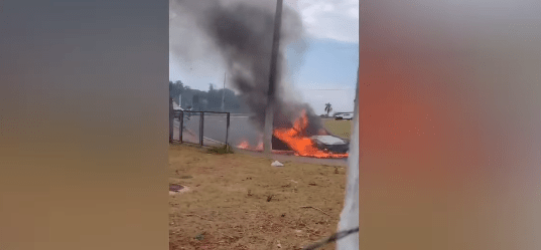14news.com.br-carro-pega-fogo-na-avenida-entre-os-setores-norte-leste-image