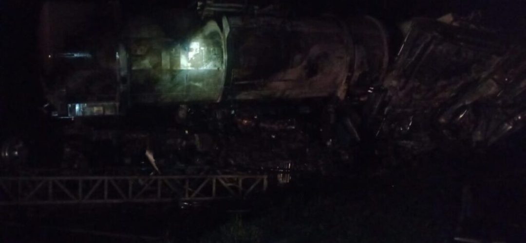 14news.com.br-motorista-morre-carbonizado-durante-acidente-entre-caminhoes-img-20221007-wa0004-1024x576