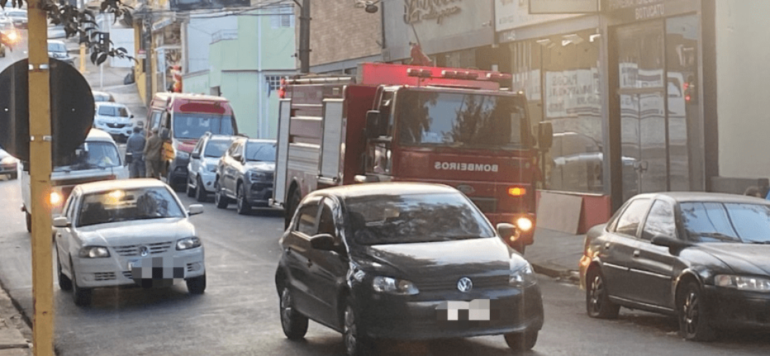 Bombeiros foram acionados para socorrer homem na rede de esgoto perto do Rio Tanquinho
