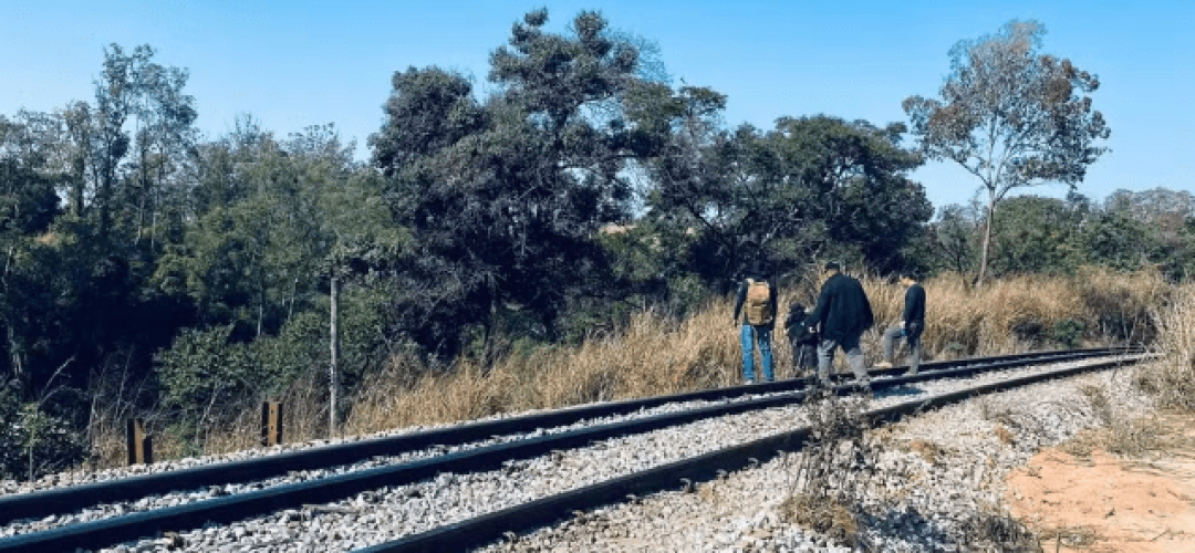 Um dos corpos foi jogado uma área de linha férrea, no Parque dos Bandeirantes, em Betim — Foto: PCMG