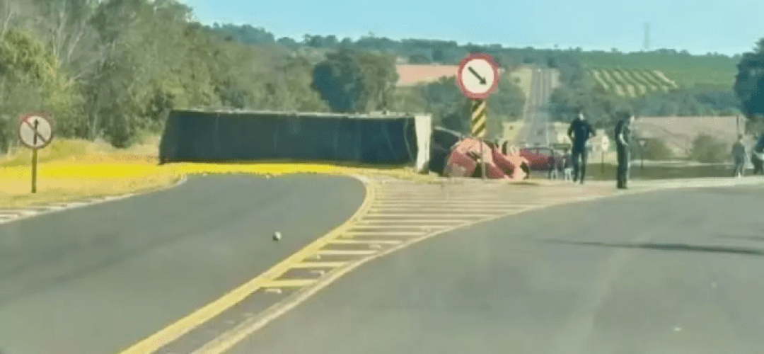 Carreta carregada de laranja tomba e interdita rodovia em Avaré (SP) (Foto: Reprodução/A Voz do Vale)
