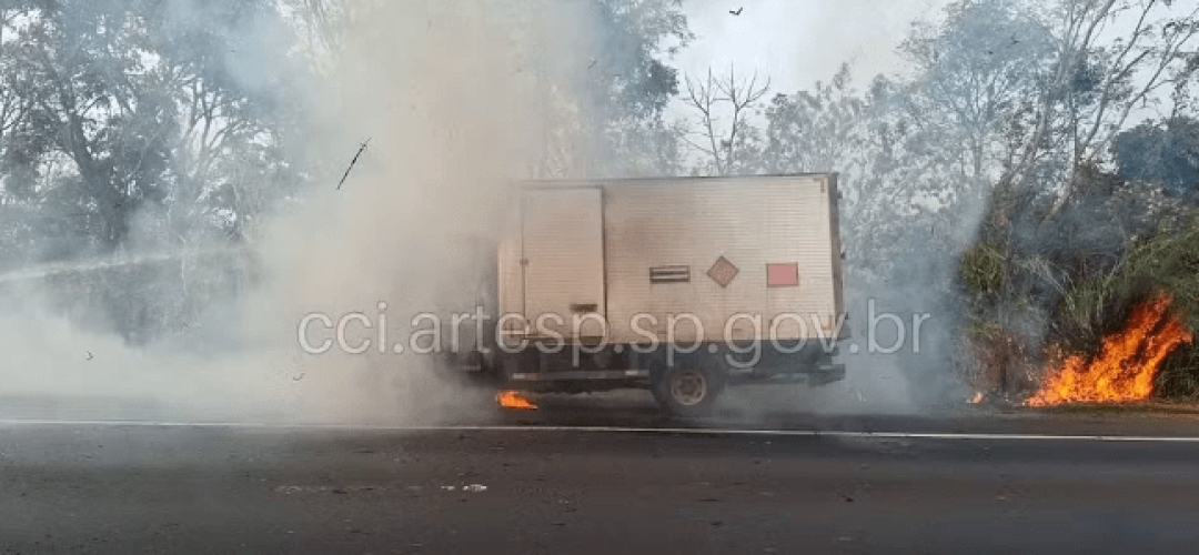 Incêndio em caminhão com carga de dinamite interdita Rodovia Washington Luís em Corumbataí (Foto: Artesp/Divulgação)