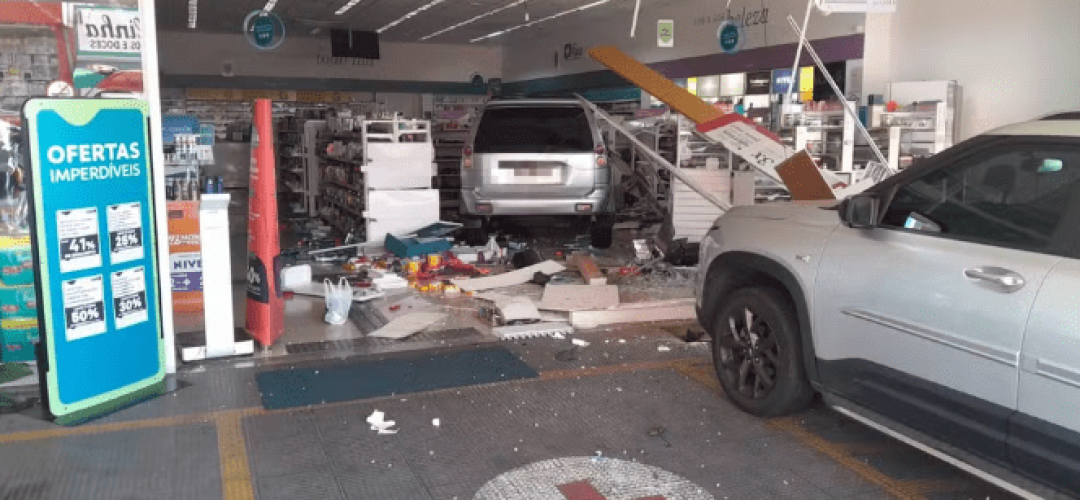 Mulher teria perdido o controle do freio e invadiu a farmácia; duas funcionárias ficaram levemente feridas (Foto: Maury Jr/Matão Urgente)