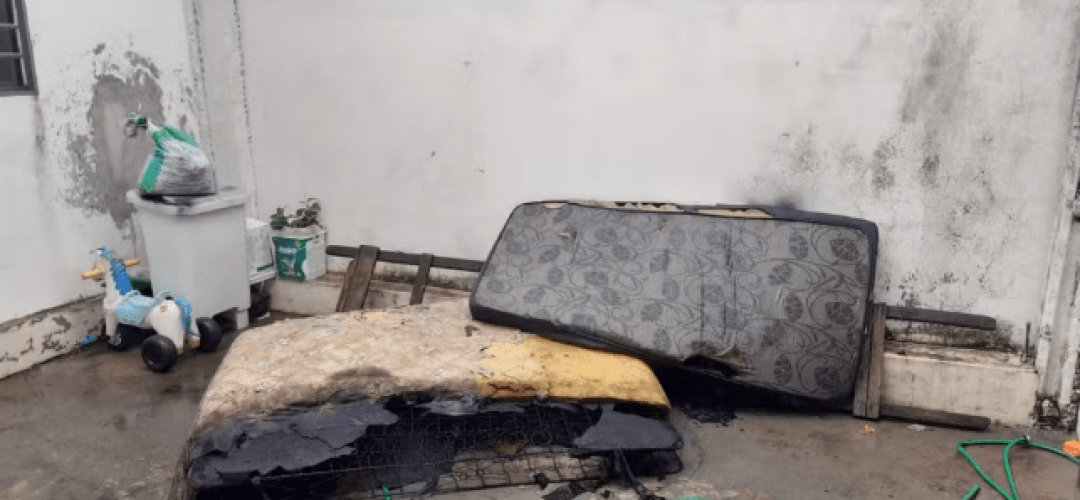 Incêndio atingiu a casa com as crianças em Bauru; bebê morreu — Foto: Anderson Camargo/ TV TEM