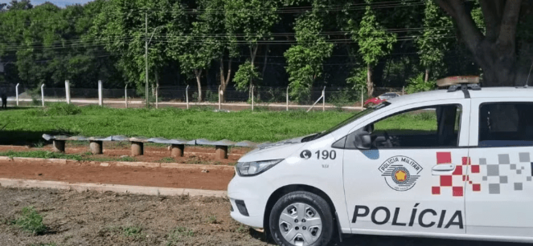 Corpo foi encontrado carbonizado e com ferimentos no corpo em campo de futebol em Jaú (Foto: Luis Magesto/Arquivo Pessoa
