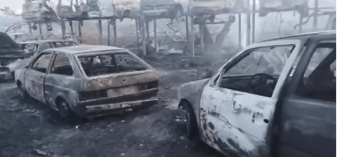 Carros foram atingidos pelas chamas do incêndio que atingiu o desmanche em Lençóis Paulista (Foto: Arquivo pessoal)