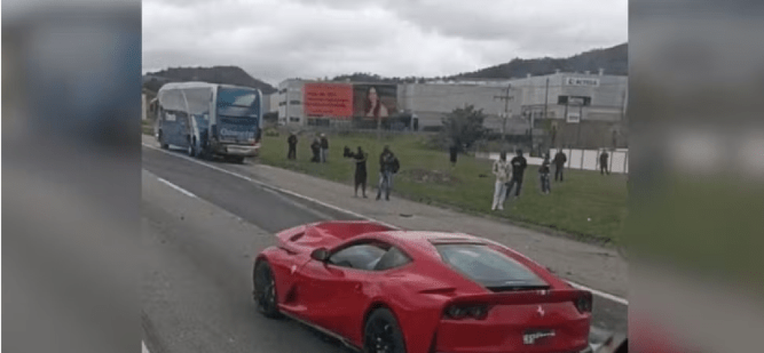 Acidente deixou pista no sentido interior interditada na tarde deste domingo (25) (Foto: São Roque Notícias)