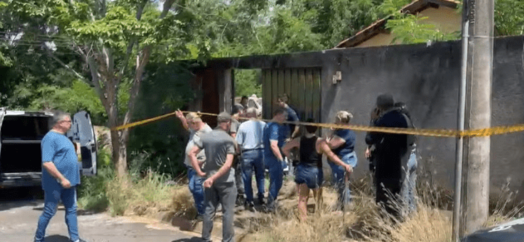 Movimentação em frente à casa onde o homem morreu (Foto: TV Metropolitana)