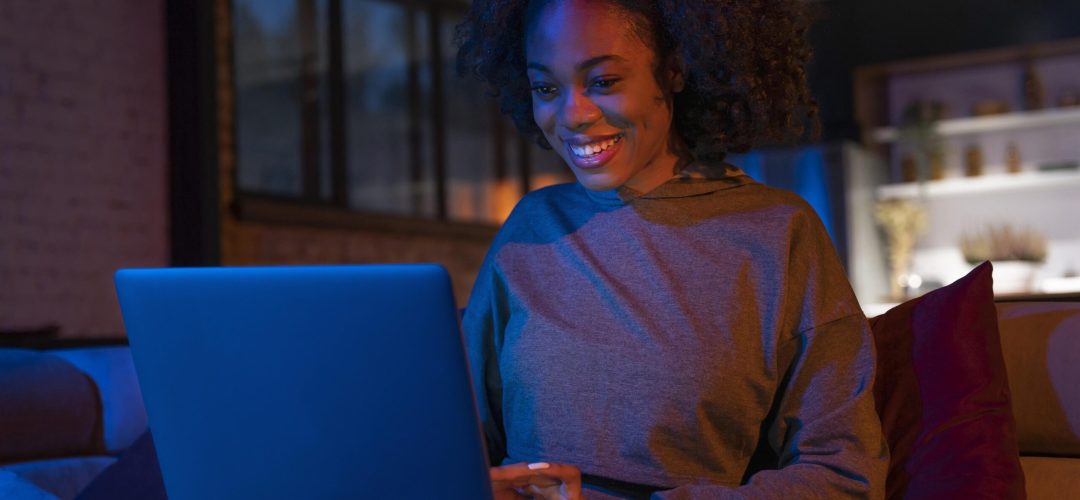 mulher-de-tiro-medio-segurando-laptop