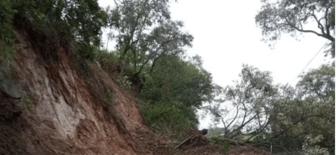 Rodovia que liga Alambari a Itapetininga é interditada após deslizamento de terra (Foto: Reprodução/Itapê Ordinária)